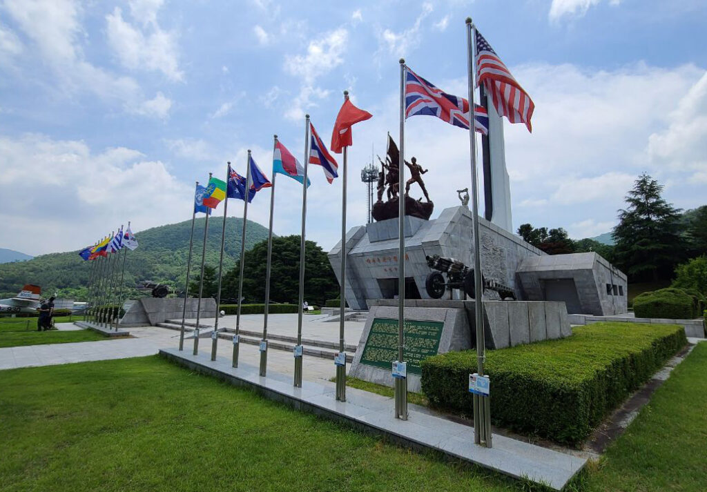 多富洞（タブドン）戦績記念館にならぶ国連参戦国旗。