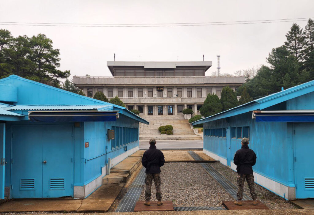 板門店の写真。国連軍（韓国軍）兵士が北朝鮮側を向いている。