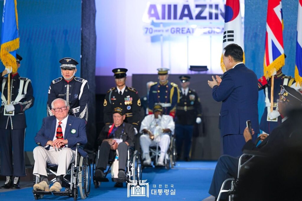 参戦兵士を出迎える尹錫悦大統領。