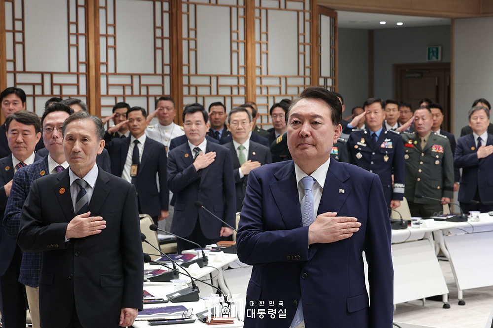 8日、ソウルの大統領府で国防革新委員会第2次会議に出席した尹錫悦大統領（中央）と金寛鎮副委員長（左）。韓国大統領室提供。