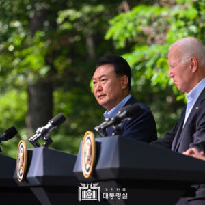 8月18日（現地時間）、米国キャンプ・デービッドで首脳会談を行った日米韓三か国首脳。写真は韓国大統領室提供。