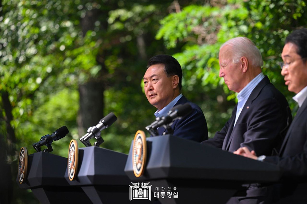 8月18日（現地時間）、米国キャンプ・デービッドで首脳会談を行った日米韓三か国首脳。写真は韓国大統領室提供。