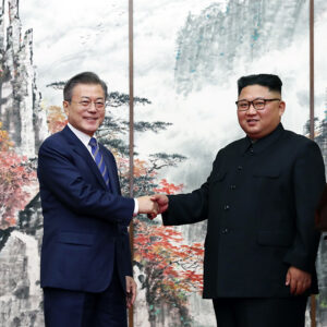 18年9月19日、平壌共同宣言を発表後に握手する南北首脳。写真は共同取材団。