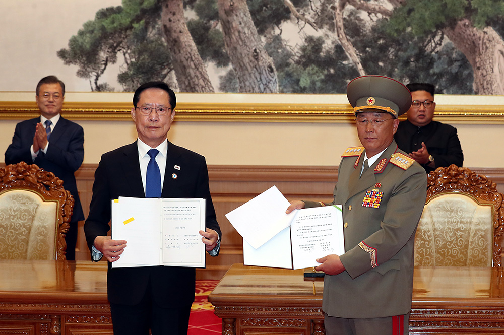 南北基本合意書に署名する韓国の宋永武国防部長官と北朝鮮の努光哲人民武力相。写真は共同取材団。