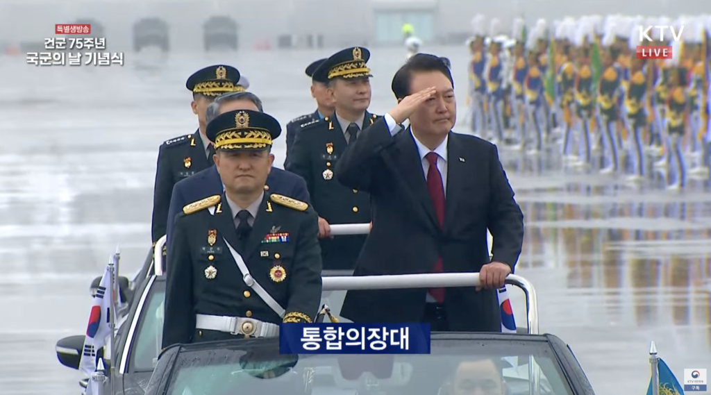 26日午前、ソウル市郊外の城南空港で行われた『国軍の日』記念日で、閲兵式に臨む尹錫悦大統領。韓国国営テレビよりキャプチャ。