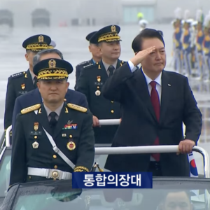 26日、閲兵式に臨む尹錫悦大統領。韓国国営テレビよりキャプチャ。