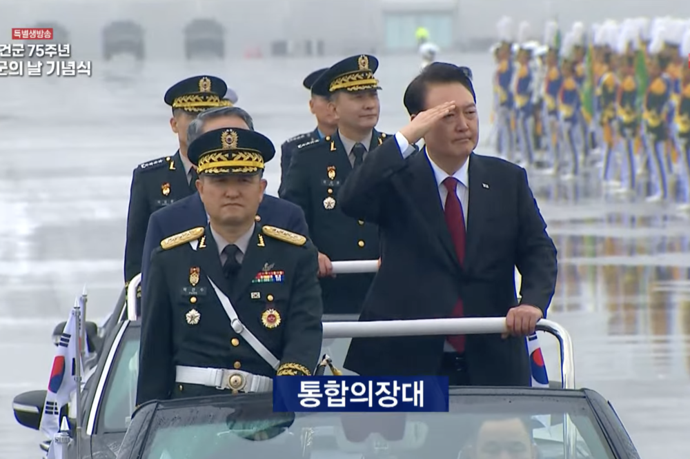 26日、閲兵式に臨む尹錫悦大統領。韓国国営テレビよりキャプチャ。